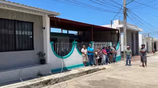 Vecinos de la colonia Magisterial en Hopelchén llevan casi 12 horas sin luz.