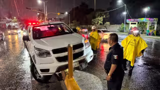 Abandonan camioneta tras aparatoso accidente en la avenida Cuatro Carriles