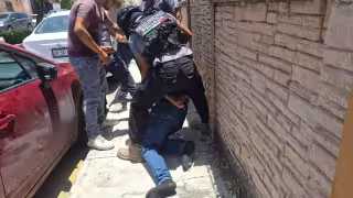 Seguridad privada entrega a sospechoso a Policía Municipal