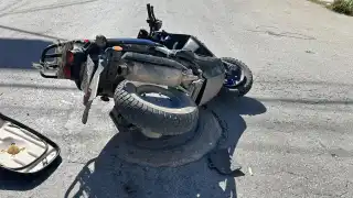 La motocicleta quedó en el lugar donde se dio el encontronazo.