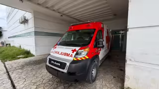 Socorristas de la Cruz Roja llegaron a la escena para darle los primeros auxilios a la víctima, luego la trasladaron de emergencia al Hospital General