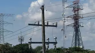 El apagón de la CFE registrado este viernes trastornó las actividades comerciales.