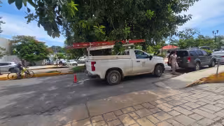 En Castamay, vecinos bloquearon la carretera para exigir atención de la CFE.