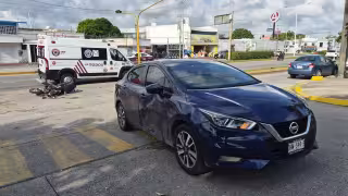 Un motociclista resultó lesionado la mañana de este martes frente al estacionamiento de Walmart.