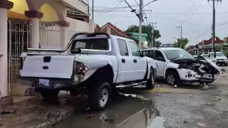 Conductor ebrio destroza su camioneta al chocar contra auto estacionado en la colonia Planchac