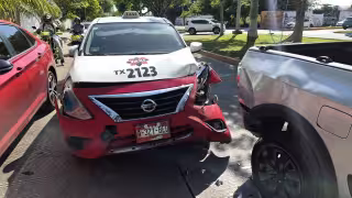 Aparatosa carambola entre taxi y dos vehículos particulares en la colonia ASA Poniente