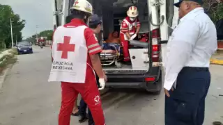 El hombre y la mujer  que viajaban en una motocicleta