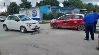 Un menor resultó lesionado tras chocar su Fiat blanco contra un taxi Chevrolet Spark en la colonia Esperanza