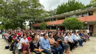Padres de familia acudieron al registro