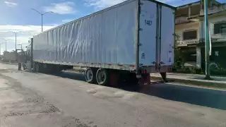 Tractocamión queda varado en plena avenida de Escárcega por falla mecánica