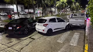 Carambola deja cuantiosos daños y severo tráfico en la colonia Morelos