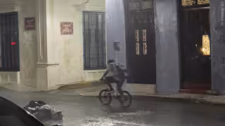 Una repentina tormenta eléctrica y fuertes ráfagas de viento impactaron a San Francisco de Campeche.