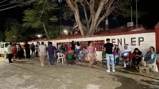 Desde las 9 de la noche del domingo, padres de familia y alumnos de bachillerato hicieron guardia