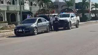 La Policía Estatal Preventiva (PEP) aseguró un automóvil Volkswagen gris con reporte de robo en la avenida Justo Sierra Méndez