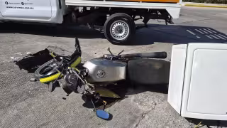Un motociclista resultó lesionado tras chocar con un taxi en Ciudad del Carmen.