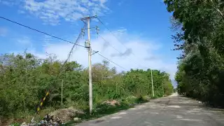 Apagones en Escárcega por falla en cuchilla del transformador; vecinos exigen solución