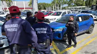 Camioneta Nissan Kicks genera alerta en estacionamiento de Campeche
