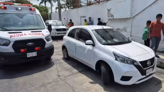 Joven es atropellado al cruzar en la colonia 1 de Mayo.