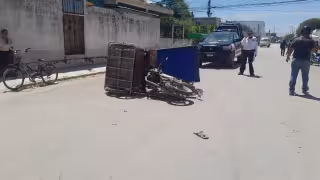 Al lugar llegó personal de urgencias médicas de la cruz roja y atendió a la mujer