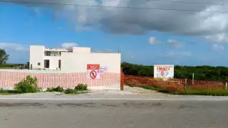 Autoridades colocan sellos para evitar proyecto inmobiliario que bloqueaba accesos a la playa