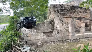 Vehículo termina dentro de la zona arqueológica de Tohcok tras accidente en Hopelchén
