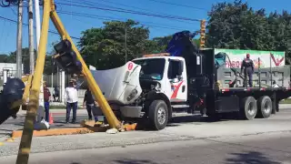  Aparatoso accidente: Camión derriba semáforo y bloquea el tráfico en Ciudad del Carmen
