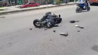 Un joven sufrió escoriaciones tras ser arrollado por una camioneta Chevrolet Silverado en la avenida Justo Sierra Méndez.