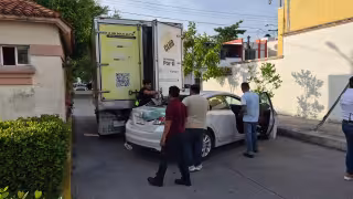 Puerta de camioneta golpea y arrastra un Mazda en el fraccionamiento San Miguel