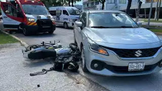 Motociclista repartidor resulta lesionado tras ser impactado por un automóvil en el fraccionamiento Malibrán
