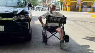 “Es difícil y complicado porque nos discriminan”: Vendedor de periódicos de Playa del Carmen expone las dificultades que vive por tener discapacidad para caminar