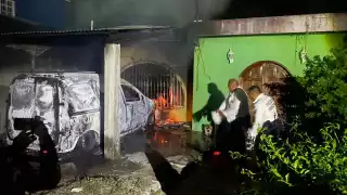 Incendio consume una camioneta en Escárcega tras falla eléctrica