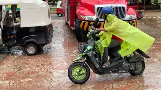Tormenta Nadine obliga a cheneros a sacar paraguas e impermeables