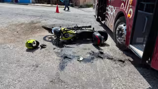 Motociclista resulta gravemente herido tras chocar con camión urbano en Lerma.