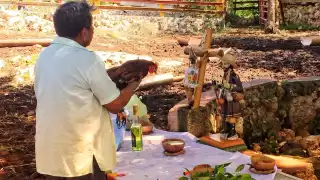 Los H’men o sacerdotes realizan las ofrendas para pedir a las deidades que se apiaden del pueblo y manden lluvia a su gente