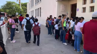 Padres de familia acompañaron a los estudiantes en el cierre del ciclo escolar