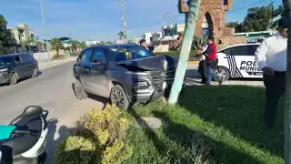 Una mujer perdió el control de su camioneta Chevrolet por exceso de velocidad y se impactó contra un poste en la avenida Justo Sierra Méndez.