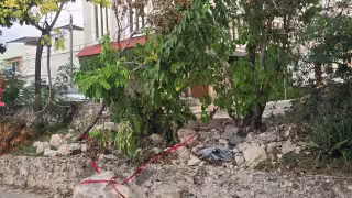 Accidente deja muro derribado y vecinos en riesgo