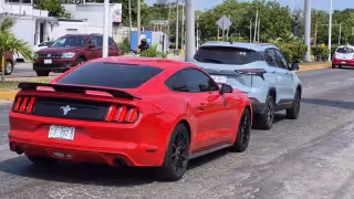Vehículo deportivo Mustang impacta camioneta cerca de Plaza Fun Center