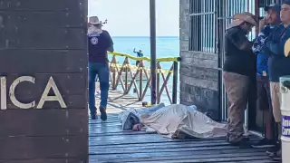 El cuerpo de Ramírez Acosta fue cubierto con una sábana blanca.