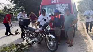 La combi de la ruta Roja de Isla Mujeres fue asegurada tras el accidente.