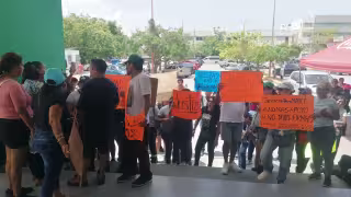 Denuncian abuso laboral durante protesta por promotora lesionada en Soriana de Cancún