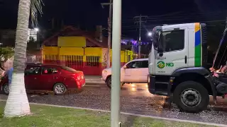 El camión y el auto provocaron un congestionamiento vial.