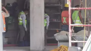 Un albañil fue atendido por paramédicos tras caer de un andamio de 4 metros de altura.