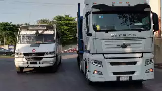 Las dos unidades impactaron de costado y quedaron sobre la avenida.