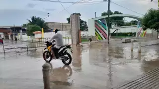 Una pertinaz lluvia sorprendió a los habitantes de la ciudad desde la madrugada del viernes