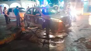 Un taxi sufrió una falla mecánica en la calle 31 por avenida Héctor Pérez Martínez, causando un embotellamiento