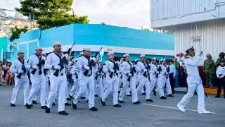 Elementos de la Marina Armada de México desfilaron por las calles del Centro.
