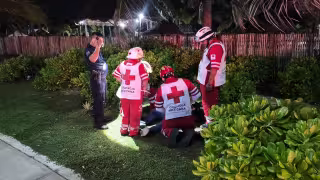 Paramédicos estabilizan a vendedor de dulces en el malecón de Playa Norte