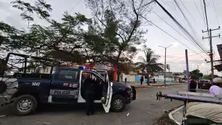 Elementos policiacos llegaron al lugar para resguardar la escena del crimen.