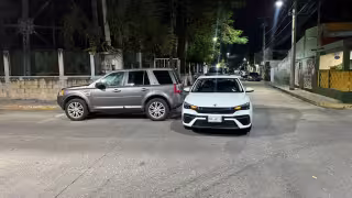 Accidente nocturno en la colonia Héctor Pérez Martínez deja daños materiales y caos vial